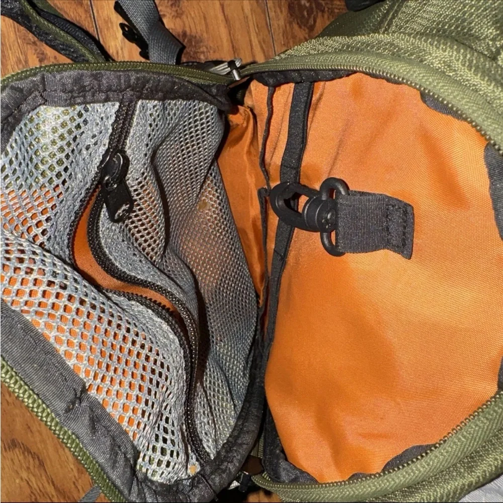 High Sierra Air Mesh Back Hydration Green/Gray Hiking Carry Padded Backpack. NN